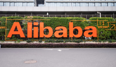 Alibaba Schriftzug an einer Straße