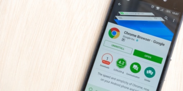 Smartphone mit Google Chrome Browser