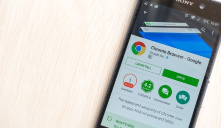 Smartphone mit Google Chrome Browser