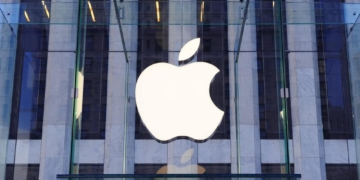 Das Apple Logo ist in der Mitte eines Gebäudes groß zu erkennen.