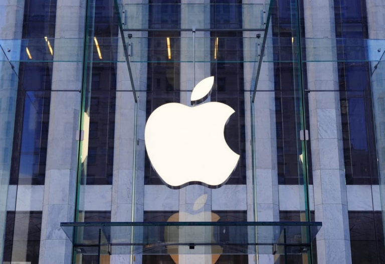 Das Apple Logo ist in der Mitte eines Gebäudes groß zu erkennen.