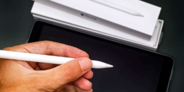 Apple Pencil wird in der Hand gehalten.