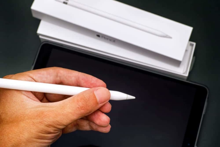 Apple Pencil wird in der Hand gehalten.