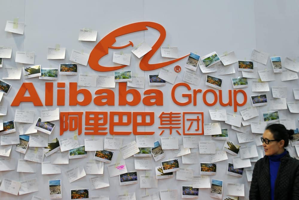 Beitragsbild Alibaba Group Unternehmenslogo an einer Wand