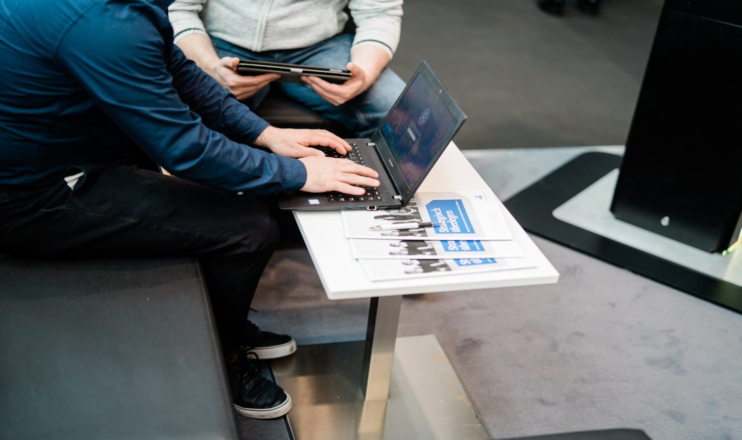 Beratung am Messestand bei der Internet World 2019