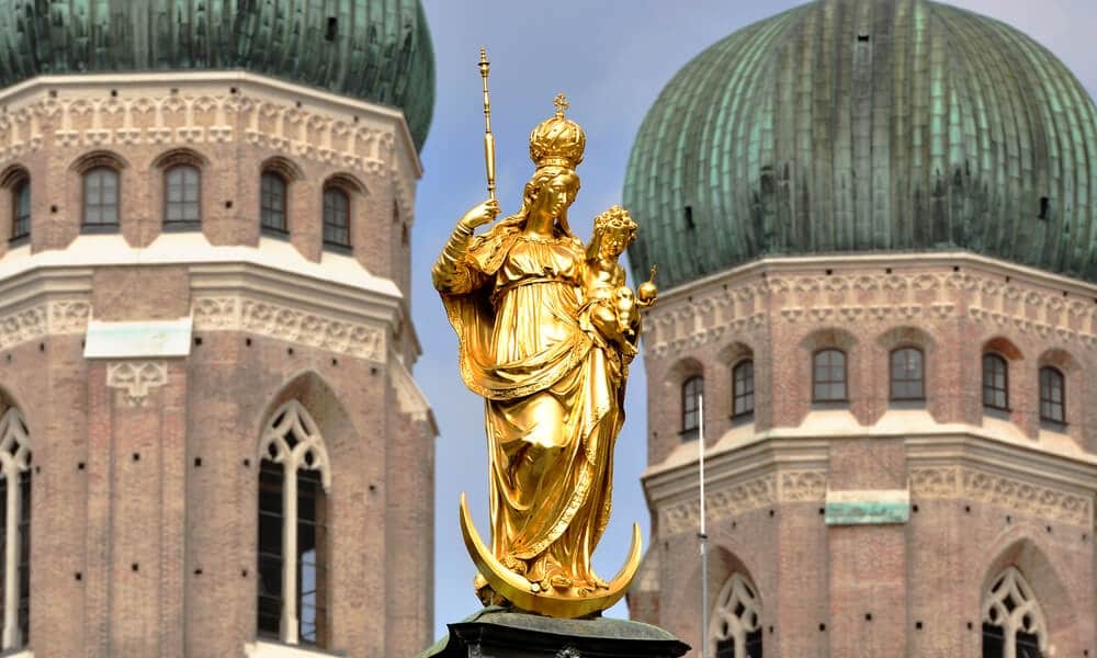 Münchner Frauenkircheals als Coverbild mit regionalem Bezug Branchenbücher