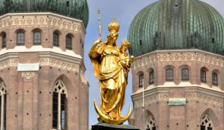 Münchner Frauenkircheals als Coverbild mit regionalem Bezug Branchenbücher