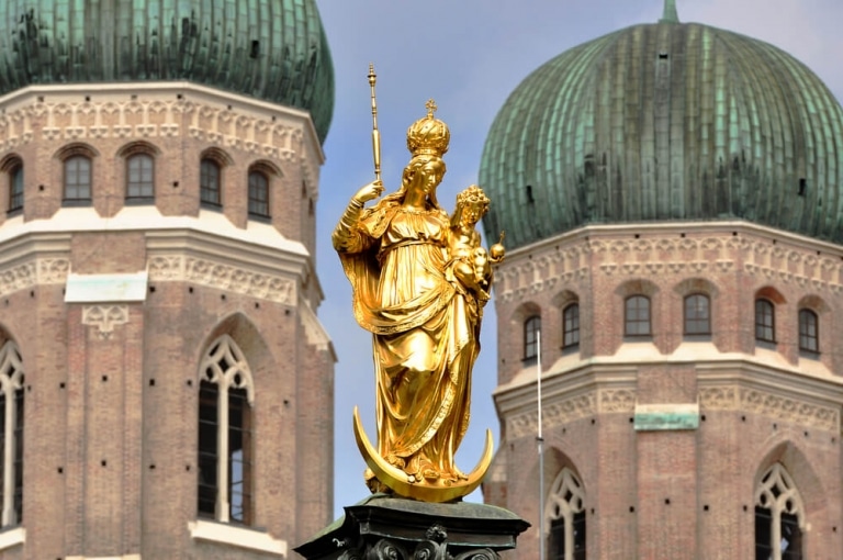 Münchner Frauenkircheals als Coverbild mit regionalem Bezug Branchenbücher