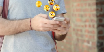 Emojis fliegen aus handy