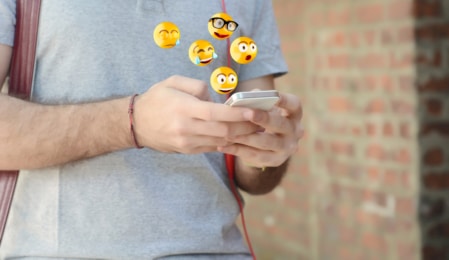 Emojis fliegen aus handy