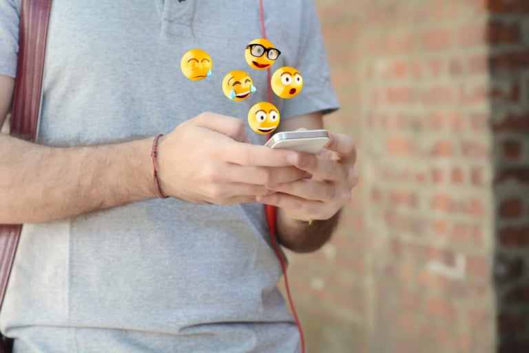 Emojis fliegen aus handy