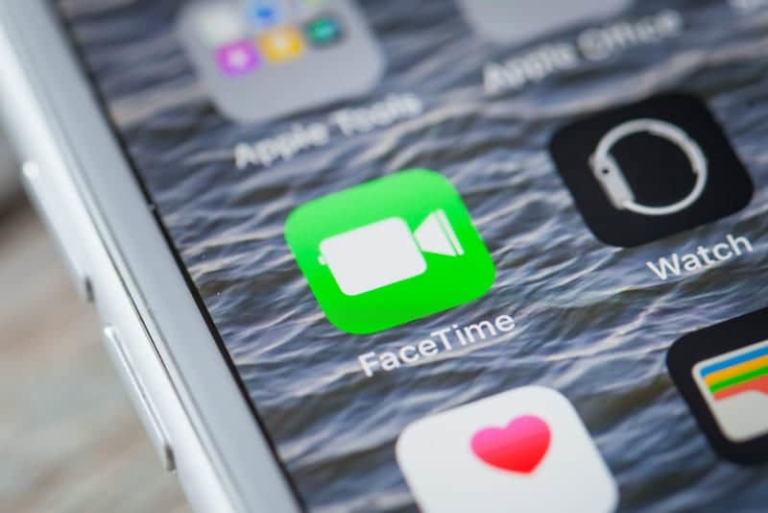 Eine ernstzunehmende Sicherheitslücke wurde auf dem iPhone im Zusammenhang mit der Facetime Funktion entdeckt. Demnach können Nutzer beim Angerufenen iPhone mithören, obwohl der Anruf noch nicht angenommen wurde.