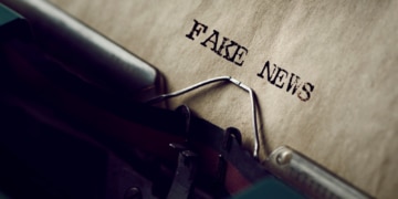 Schreibmaschine mit Fake News