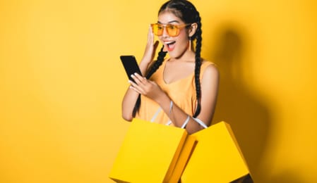Frau mit Shoppingtüten in gelb