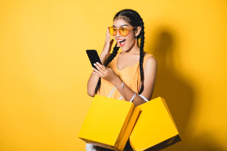 Frau mit Shoppingtüten in gelb
