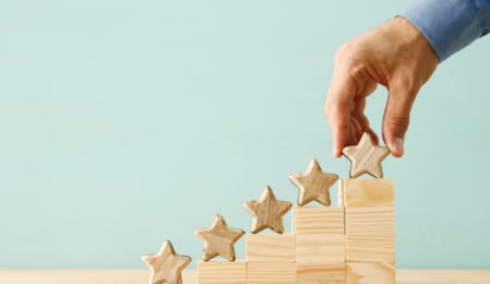 Hand die Sterne nebeneinander reiht