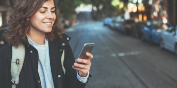 Frau bedient ein Smartphone