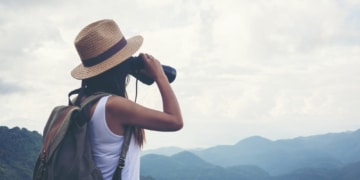 Frau sieht in die Ferne