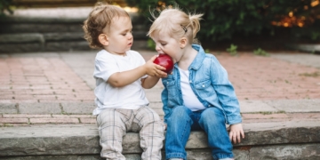 2 Kinder teilen sich ein Apfel