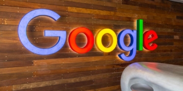 Zu sehen ist der Google Schriftzug an einer Holzwand