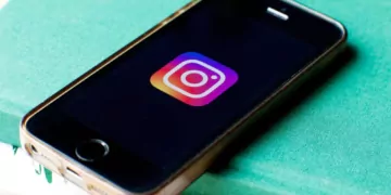 Handy mit Instagram Logo