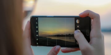 Frau macht ein Foto mit dem Smartphone