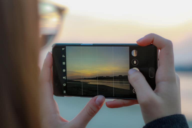 Frau macht ein Foto mit dem Smartphone