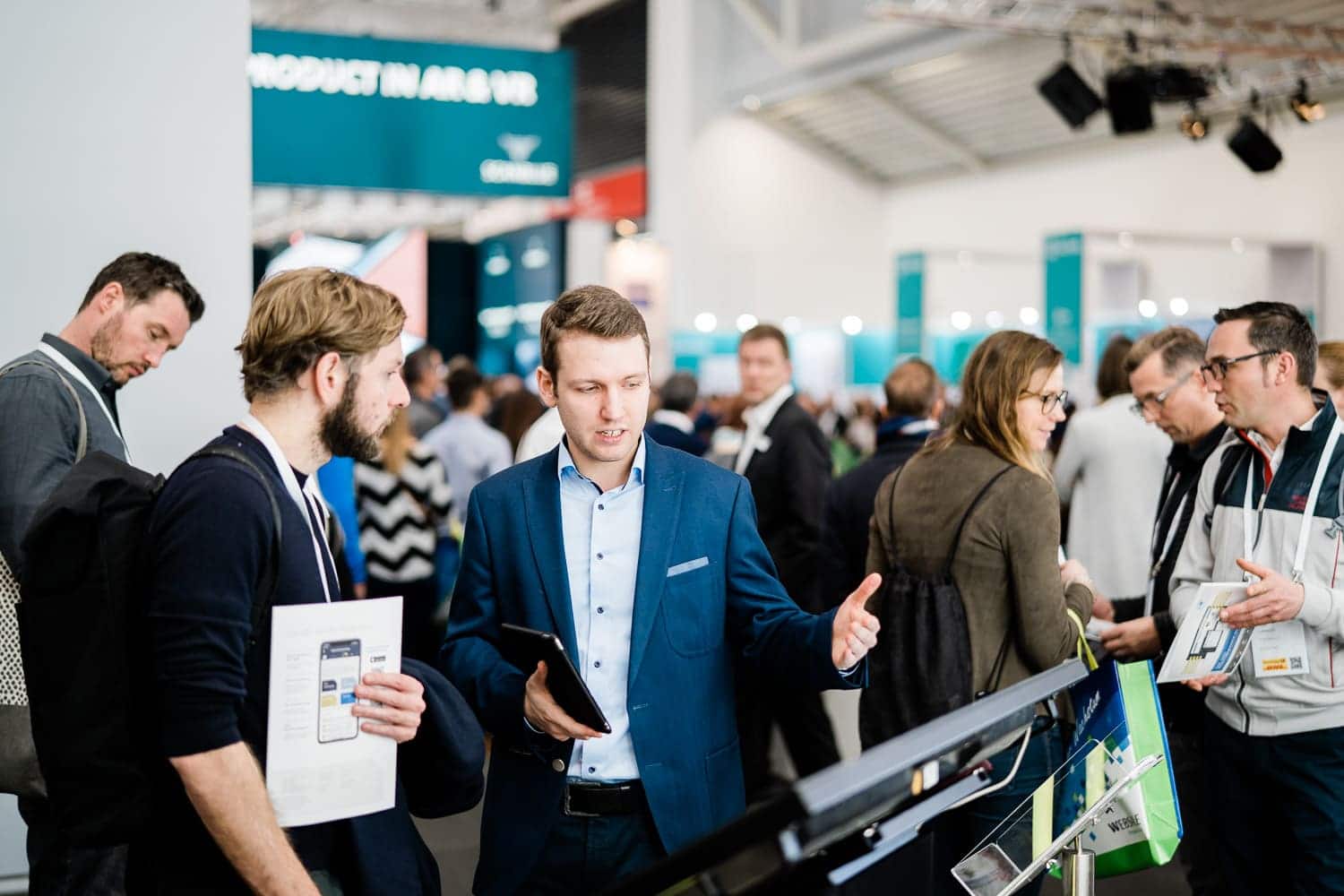 InternetWorld 2019 Miroslav Filipov bei einer Beratung