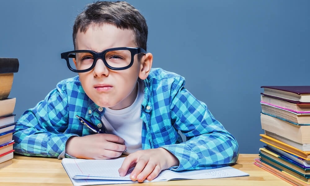 Junge-Brille-Notizen
