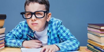 Junge-Brille-Notizen