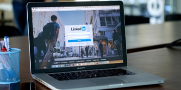 LinkedIn Laptop auf Tisch