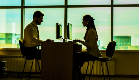 Mann und Frau sitzen gegenüber