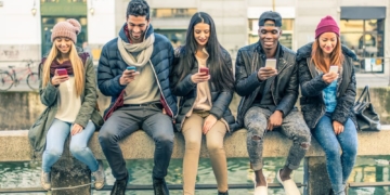 Menschen sitzen mit Handys