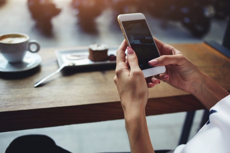 Frau benutzt Smartphone