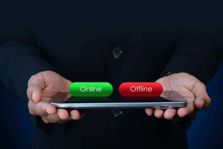 Online Offline Hände mit Handy