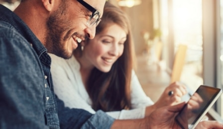 Zwei Personen am Ipad