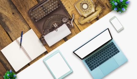 Schreibtisch alt mit Schreibmaschine vs. neu mit Laptop
