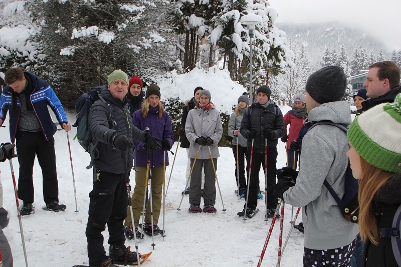 die OSG bei dem Schneeschuhwandern