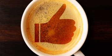 Thumbs up im Kaffeeschaum