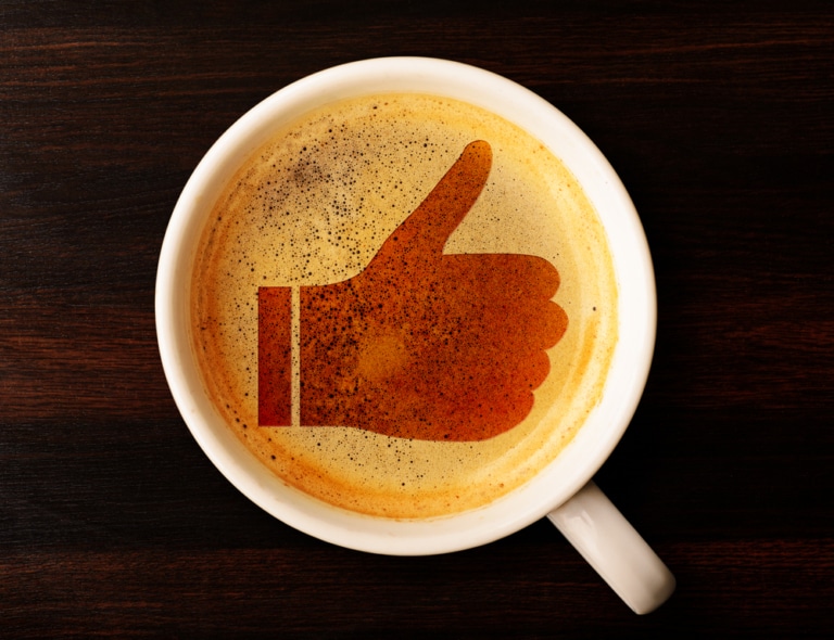 Thumbs up im Kaffeeschaum