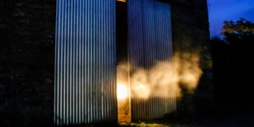 Tor halb geöffnet mit Lichtschein