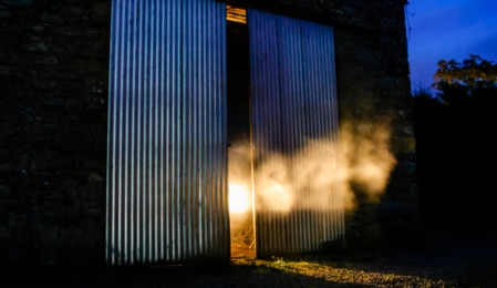 Tor halb geöffnet mit Lichtschein