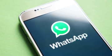 Smartphone mit geöffnetem WhatsApp