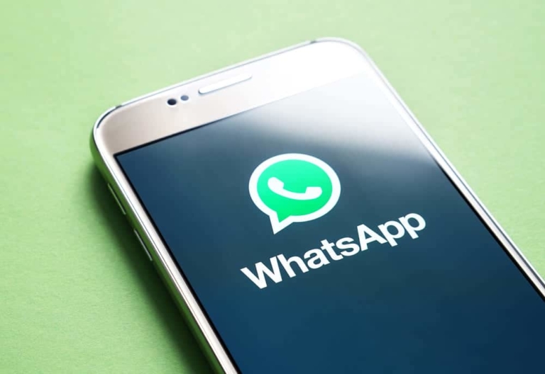 Smartphone mit geöffnetem WhatsApp