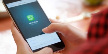 Mit der neusten Version von WhatsApp kann der Zugriff auf Chats durch Touch und Face ID - also mit Fingerabdruck bzw. Gesichtserkennung - geschützt werden.