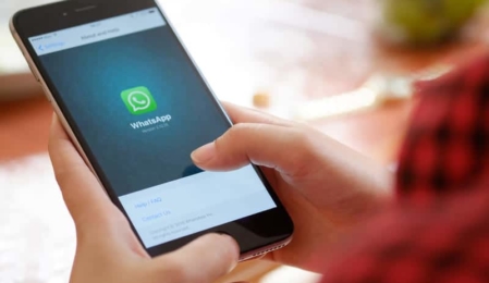 Mit der neusten Version von WhatsApp kann der Zugriff auf Chats durch Touch und Face ID - also mit Fingerabdruck bzw. Gesichtserkennung - geschützt werden.