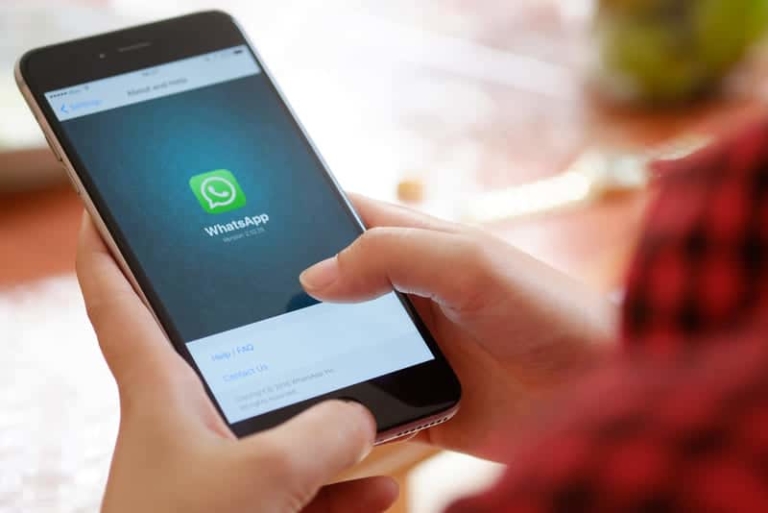 Mit der neusten Version von WhatsApp kann der Zugriff auf Chats durch Touch und Face ID - also mit Fingerabdruck bzw. Gesichtserkennung - geschützt werden.