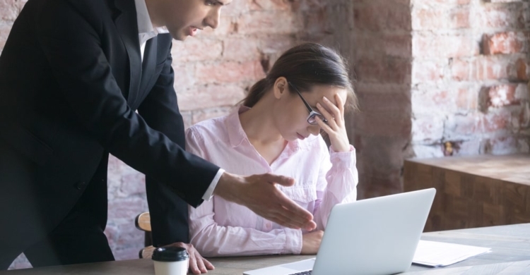 google bashing mann und frau im büro