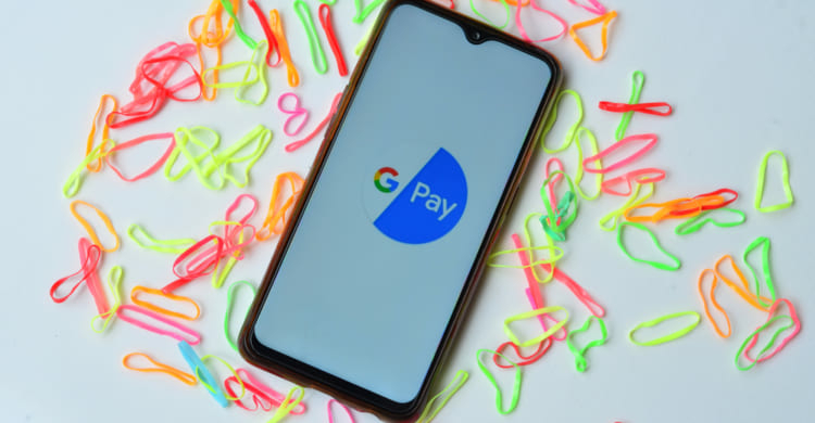 google checkout smartphone liegt auf tisch