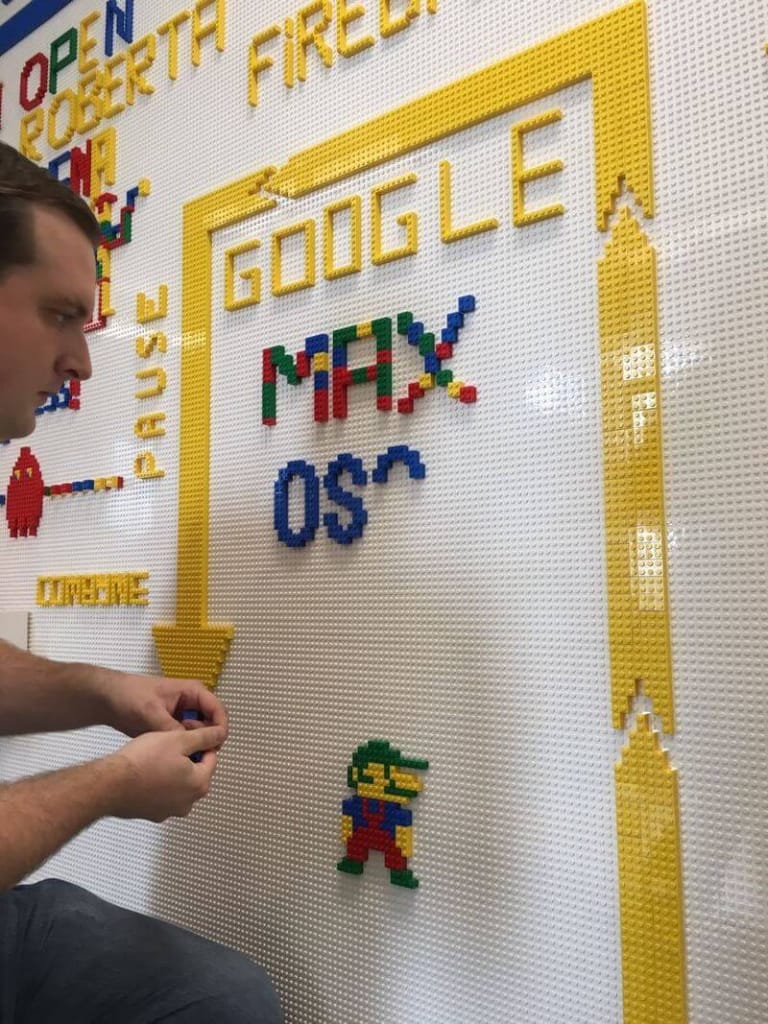 Bauen des OSG-Logos mit Lego-Steinen in der Google Zukunftswerkstatt